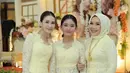 Kebaya tersebut serasi dengan putrinya, Bilqis dan ibundanya. Sama-sama berwarna butter yellow begitu pun motif batiknya. [@ayutingting92]