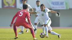 Gelandang Indonesia U-19, Egy Maulana Vikri, berusaha melewati pemain Korea Selatan (Korsel) pada kualifikasi Piala Asia U-19 2018 di Stadion Paju, Sabtu (4/11/2017). Korsel menang 4-0 atas Indonesia. (AFP/Kim Doo-Ho)