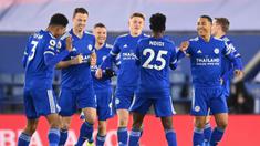 Para pemain Leicester City merayakan gol pertama ke gawang Chelsea yang dibuat gelandang Wilfred Ndidi (25) dalam laga lanjutan Liga Inggris 2020/21 pekan ke-19 di King Power Stadium, Leicester, Selasa (19/1/2021). Leicester City menang 2-0 atas Chelsea. (AFP/Michael Regan/Pool)