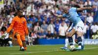 Pemain Manchester City, Erling Haaland berusaha mencetak gol dibayangi pemain Chelsea, Marc Cucurella pada laga Liga Inggris 2024/2025 di Stamford Bridge, London, Inggris, Minggu (18/08/2024) WIB. (AP Photo/Dave Shopland)