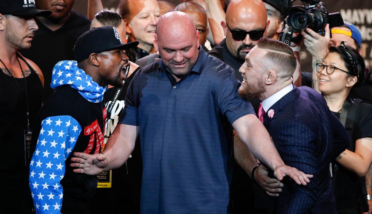 Petinju Floyd Mayweather Jr bertengkar mulut dengan Juara mixed martial arts Conor McGregor saat jumpa pers di Staples Center Los Angeles, AS (12/7). Mayweather dan McGregor akan bertanding pada 26 Agustus 2017. (AP Photo/Jae C. Hong)