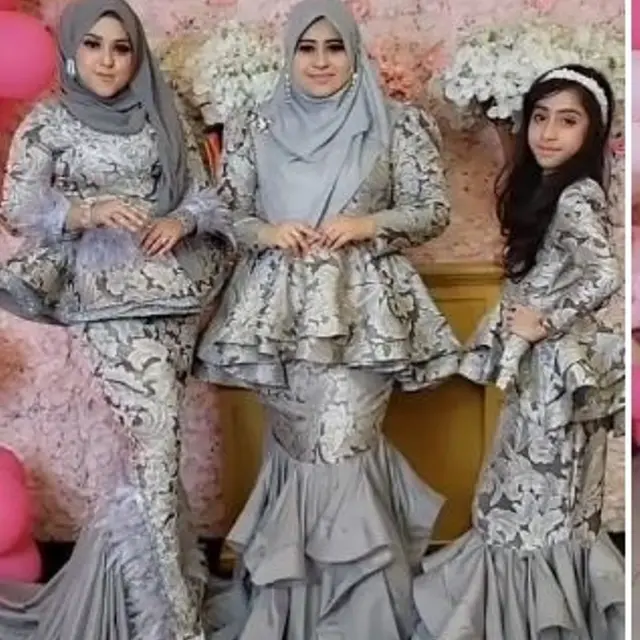 Tampilan Unik Wanita Pakai Baju Lebaran Bertema Mermaid