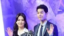 Song Joong Ki dan Song Hye Kyo tampil bersama setelah menikah. Keduanya tersenyum manis di depan para media. (Liputan6.com/IG/goxuan)
