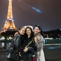 Dalam potret yang diunggah oleh Medina Dina di media sosial, Febby tampil anggun dan stylish dengan nuansa hitam yang elegan. Ia mengenakan gaun mini hitam dan jaket kulit yang dipadukan dengan boots hitam yang mempertegas kesan chic dan modern.  [@medinadinaaa].