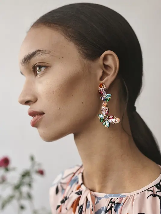 Hadir pula koleksi perhiasan dengan motif-motif heritage dan desain baru, koleksi ini menunjukkan emosi, ekspresi sartorial, serta bold statement. (Dok/Kate Spade New York).