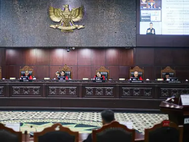 Ketua Mahkamah Konstitusi (MK) Anwar Usman membacakan hasil putusan sidang penetapan batas usia Calon Presiden (Capres) dan Calon Wakil Presiden (Cawapres) di Gedung Mahkamah Konstitusi, Jakarta, Senin (16/10/2023). (Liputan6.com/Faizal Fanani)