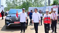 Presiden Joko Widodo atau Jokowi meninjau progres pembangunan Hotel Nusantara di Ibu Kota Nusantara (IKN), Kabupaten Penajam Paser Utara, Provinsi Kalimantan Timur, pada Rabu (20/12/2023). (Dok. Istimewa)