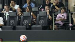Pemain Inter Miami, Lionel Messi (kedua kanan) menyaksikan laga final US Open 2023 antara Inter Miami melawan Houston Dynamo FC bersama istri dan anaknya di DRV PNK Stadium, Florida, Amerika Serikat, Kamis (28/09/2023). La Pulga mengalami cedera saat laga melawan Toronto FC pada Kamis (21/09/2023) ketika dirinya hanya bermain selama 37 menit. (AP Photo/Rebecca Blackwell)