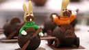 Coklat telur berbentuk kelinci yang akan dijual terlihat di Wittamer chocolate workshop, Brussels, Belgia (17/4). Coklat-coklat lucu ini dibuat oleh juru masak kue Belgia, Christophe Roesem untuk persiapan Hari Raya Paskah. (Reuters/Yves Herman)
