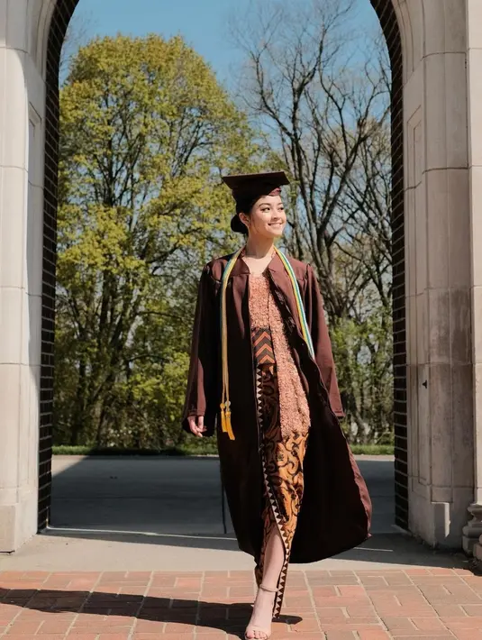 Predikat summa cum laude adalah yang tertinggi dibandingkan cum laude dan magna cum laude. Mahasiswa yang meraih predikat summa cum laude harus mendapatkan IPK di atas 3,99 atau 4,00 dan itu adalah kehormatan tertinggi. [instagram/yorikoangln_]