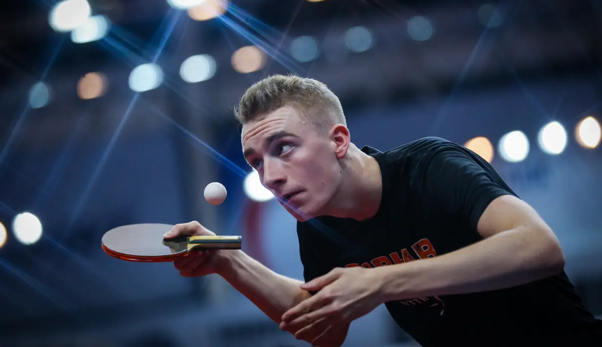 Petenis meja Belanda, Laurens Tromer, beraksi saat melawan petenis meja Belgia, Jean-Michel Saive, dalam Kejuaraan Tenis Meja Eropa 2015 di Ekaterinburg, Rusia, Rabu (30/9/2015). (EPA/Sergei Ilnitsky)