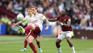 Pemain Arsenal, Riccardo Calafiori, menerima bola di depan pemain West Ham United, Aaron Wan-Bissaka, dalam pertandingan Liga Inggris di London Stadium, Inggris, Minggu (10/5/2026) malam WIB. (AP Photo/Ian Walton)