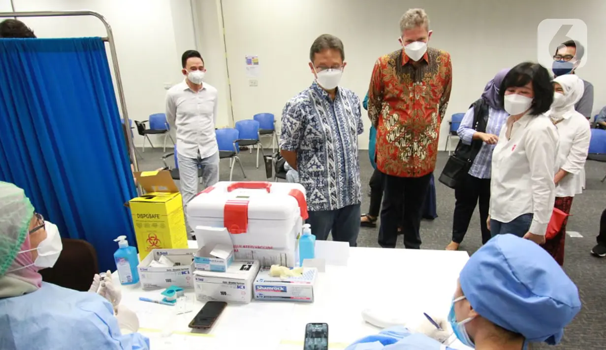 Menteri Kesehatan Budi Gunadi Sadikin (kiri), Presiden Direktur Prudential Indonesia Jens Reisch (tengah) dan jajaran manajemen Prudential Indonesia meninjau sentra vaksinasi Prudential Indonesia di PRUUniversity, Kota Kasablanka, Jakarta, Sabtu (14/8/2021). (Liputan6.com/HO/Pru)