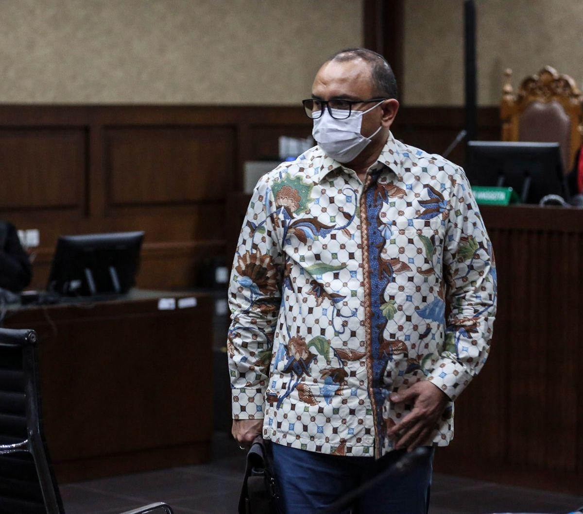 Majelis Hakim Pengadilan Tipikor menolak eksepsi atau nota keberatan yang diajukan sejumlah terdakwa kasus korupsi penyediaan infrastruktur base transceiver station (BTS) 4G dan infrastruktur pendukung paket 1, 2, 3, 4 dan 5 dari Badan Aksesibilitas Telek