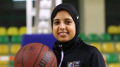 Sarah Gamal mengenal dan kemudian jatuh cinta dengan bola basket saat masih berusia lima tahun. Ia belajar dari kakak perempuannya yeng lebih dulu mengenal bola basket. (AFP/Hazem Gouda)