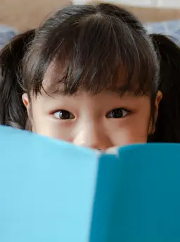 Di tengah maraknya penggunaan gadget pada anak, banyak orangtua mulai mencari alternatif aktivitas yang lebih edukatif sekaligus menyenangkan. Salah satu yang kini semakin populer adalah quiet book atau busy book—buku kain interaktif yang dirancang khusus untuk merangsang perkembangan anak melalui permainan sederhana. (foto/dok: freepik/jcomp)