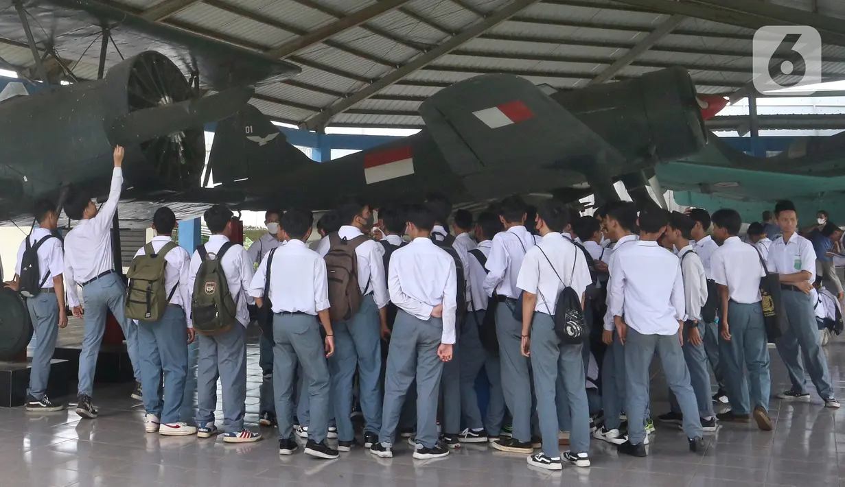 Sejumlah siswa dari Bekasi melihat pesawat saat mengunjungi Museum Satria Mandala pada peringatan Hari Pahlawan, Kamis, Jakarta (10/11/2022). Museum sejarah perjuangan Tentara Nasional Indonesia ini menjadi alternatif kunjungan untuk mengedukasi siswa sekolah nilai-nilai kepahlawanan  pada peringatan Hari Pahlawan Nasional  10 November. (merdeka.com/Arie Basuki)