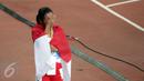 Atlet putri Indonesia, Triyaningsih menutup wajahnya usai finis pertama di nomor 10.000 M di National Stadium Singapura, Kamis (11/6/2015). Triyaningsih mencatatkan waktu 33 menit 44,53 detik dan berhasil meraih emas. (Liputan6.com/Helmi Fithriansyah)
