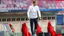 Pelatih Paris Saint-Germain (PSG), Thomas Tuchel, mengamati anak asuhnya saat latihan jelang laga final Liga Champions di Stadion The Luz, Portugal, Sabtu (22/8/2020). PSG akan berhadapan dengan Bayern Munchen. (Miguel A. Lopes/Pool via AP)