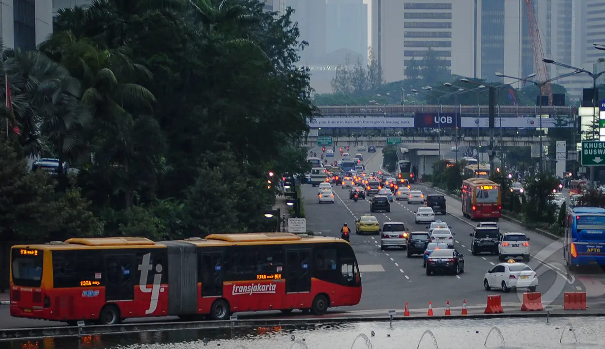 Bus TransJakarta saat melewati kawasan Bundaran HI, Jakarta. (Liputan6.com/Faizal Fanani)