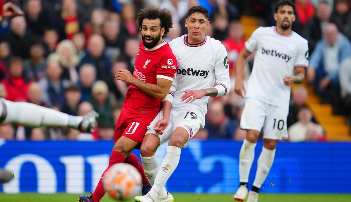 Mohamed Salah tampil bersinar bersama Liverpool pada awal musim ini. Satu golnya ke gawang West Ham United membuat penyerang asal Mesir tersebut menciptakan beberapa catatan spesial di Liga Inggris. (AP Photo/Jon Super)
