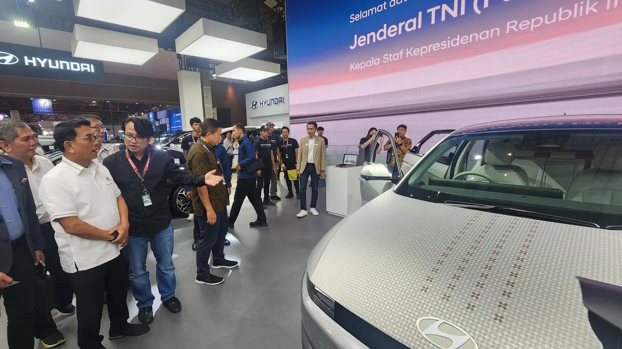 Mampir ke Booth Hyundai, Moeldoko Lihat Perkembangan Mobil Listrik di IIMS 2024 (ist)