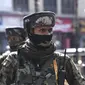 Seorang polisi paramiliter India berjaga setelah tersangka militan menembak mati lima tentara di Srinagar (12/10/2021). Setidaknya lima tentara India dan dua kelompok militan tewas dalam bentrokan di wilayah Kashmir yang dikelola India pada Senin (11/10). (AFP/Tauseef Mustafa)