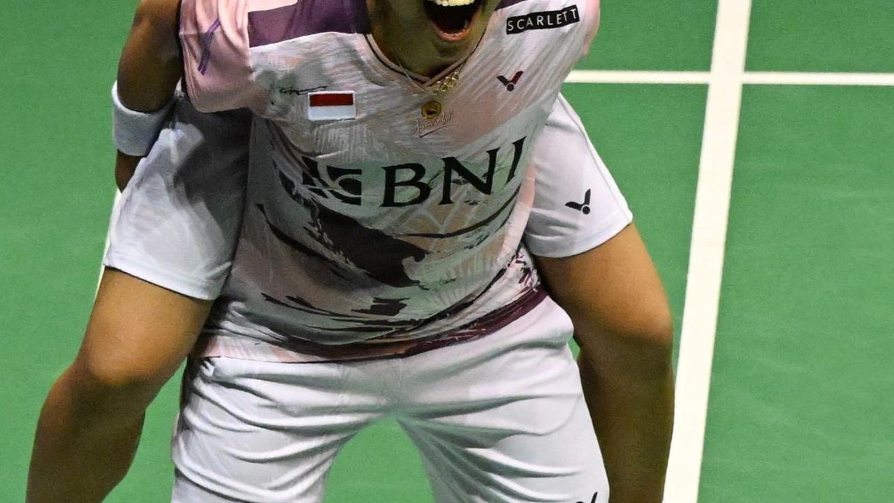 Meski sempat kalah di set pertama, Apriyani Rahayu/Siti Fadia berusaha bangkit di set kedua hingga akhirnya berbuah hasil kemenangan hingga set ketiga.