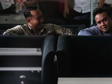 Mantan Dirut PT. Murakabi Sejahtera, Irvanto Hendra Pambudi (kanan) di ruang tunggu Gedung KPK, Jakarta, Kamis (16/11). Keponakan Ketum Partai Golkar Setya Novanto ini diperiksa sebagai saksi dugaan korupsi pengadaan e-KTP. (Liputan6.com/Faizal Fanani)