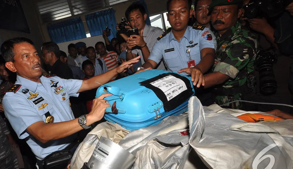 Panglima Komando Operasi I TNI AU Marsekal Muda Dwi Putranto memperlihatkan serpihan pesawat AirAsia QZ 8501 pada konfrensi pers, Pangkalan Bun, Kalteng, Selasa (30/12/2014). (Liputan6.com/Miftahul Hayat)