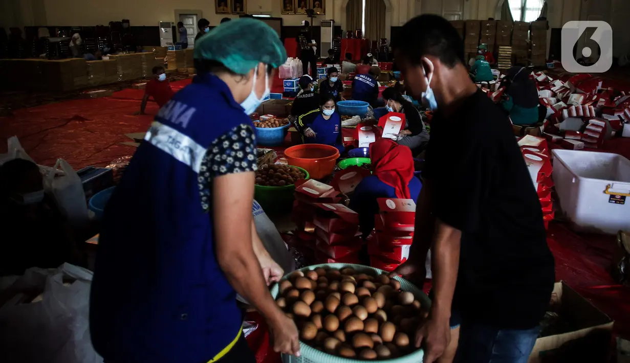 Aktivitas dapur umum Kementerian Sosial di halaman Gedung Konvensi, TMP Kalibata, Jakarta, Kamis (5/8/2021). Sebanyak 16.000 makanan disiapkan untuk tenaga kesehatan, petugas penyekatan PPKM dan petugas TPU serta warga yang sedang isolasi mandiri di wilayah Jabodetabek. (Liputan6.com/JohanTallo)