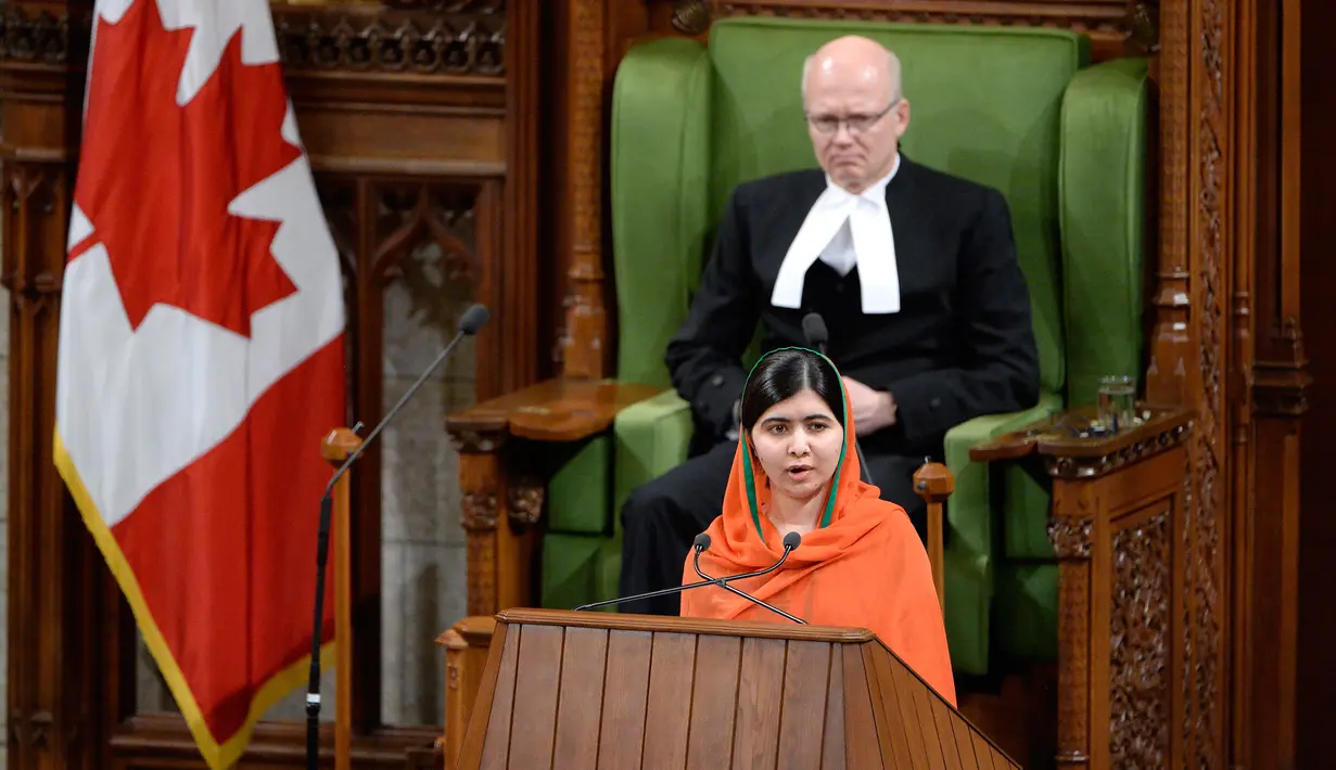Pemenang hadiah Nobel, Malala Yousafzai menyampaikan pidatonya pada upacara pemberian hadiah kewarganegaraan di Ottawa, Rabu (12/4). Malala merupakan orang keenam yang diberikan status kewarganegaraan oleh Kanada. (Justin Tang/The Canadian Press via AP)