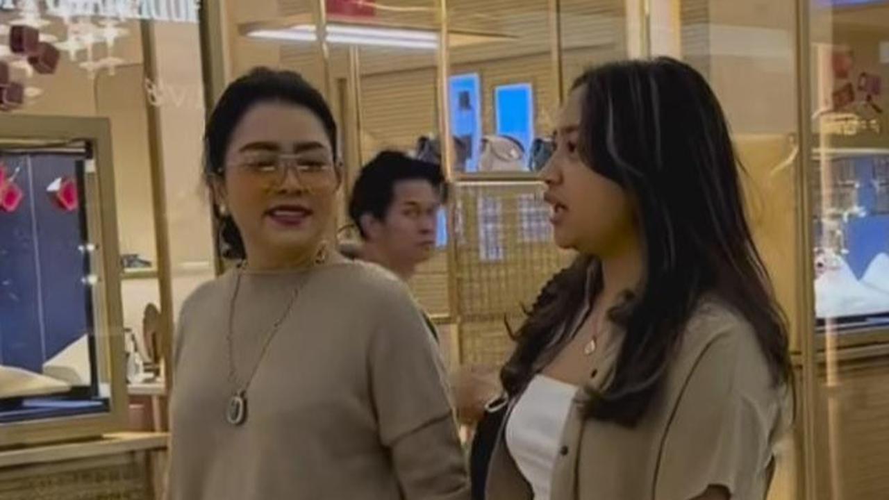 Duo Cantik, Potret Mayangsari & Sang Putri yang Disebut 'Partner In Crime' Hangout Bareng ke Mal