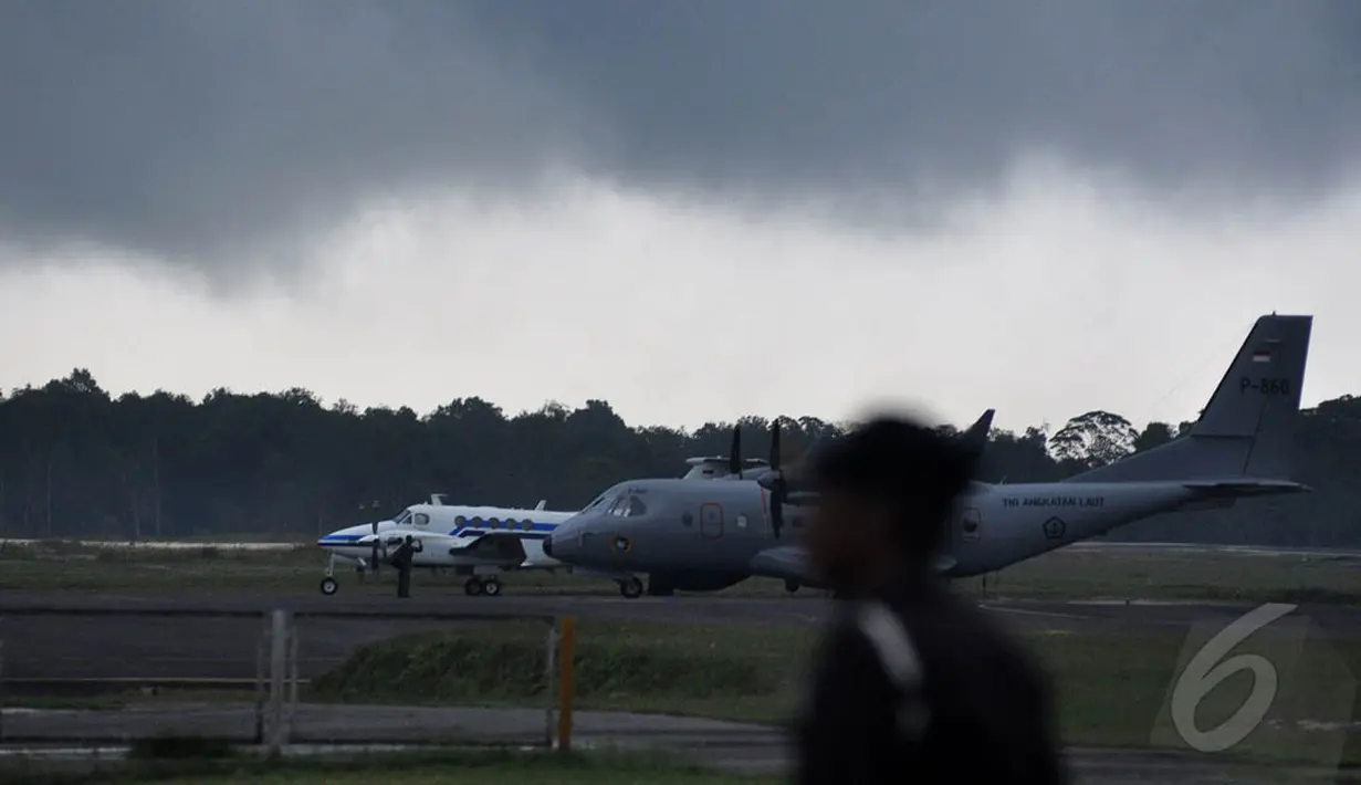 Akibat cuaca buruk, proses evakuasi korban AirAsia QZ8501 yang dilakukan hari ini sempat tertunda, Kalteng, Rabu (31/12/2014). (Liputan6.com/Miftahul Hayat)