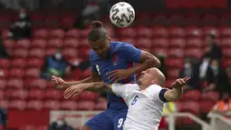 Penyerang Timnas Inggris, Dominic Kalvert-Lewin menyundul bola saat bersaing dengan bek Timnas, Rumania Vlad Chiriches pada laga pemanasan jelang Piala Eropa 2020 di Riverside Stadium, Minggu (6/6/2021). Bertanding menghadapi Rumania, Inggris menang tipis 1-0. (AP Photo/Scott Heppell, Pool)