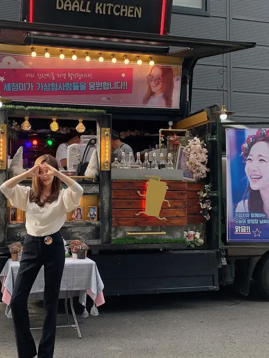 Park Min Young tampil elegan dengan atasan blouse lengan panjang berwarna putih, dipadunya dengan celana panjang kain berwarna hitam. [Foto: Instagram/rachel_mypark]