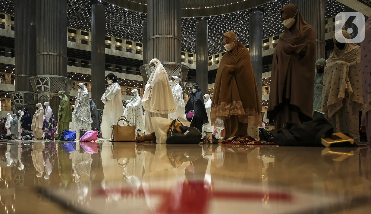 Umat muslim melaksanakan salat tarawih di Masjid Istiqlal, Jakarta, Senin (12/4/2021). Pemerintah menetapkan awal puasa atau 1 Ramadan 1442 H jatuh pada 13 April 2021 berdasarkan keputusan bulat dari berbagai ormas Islam hingga ahli astronomi dalam Sidang Isbat. (Liputan6.com/Johan Tallo)