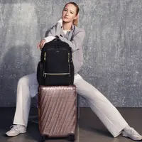 Nelly Korda dengan koleksi terbaru dari kampanye TUMI "Icons Tested". (foto: TUMI.dok)