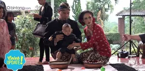 Prosesi tedak siten putra bungsu Ahmad Dhani, Ahmad Syailendra Airlangga.