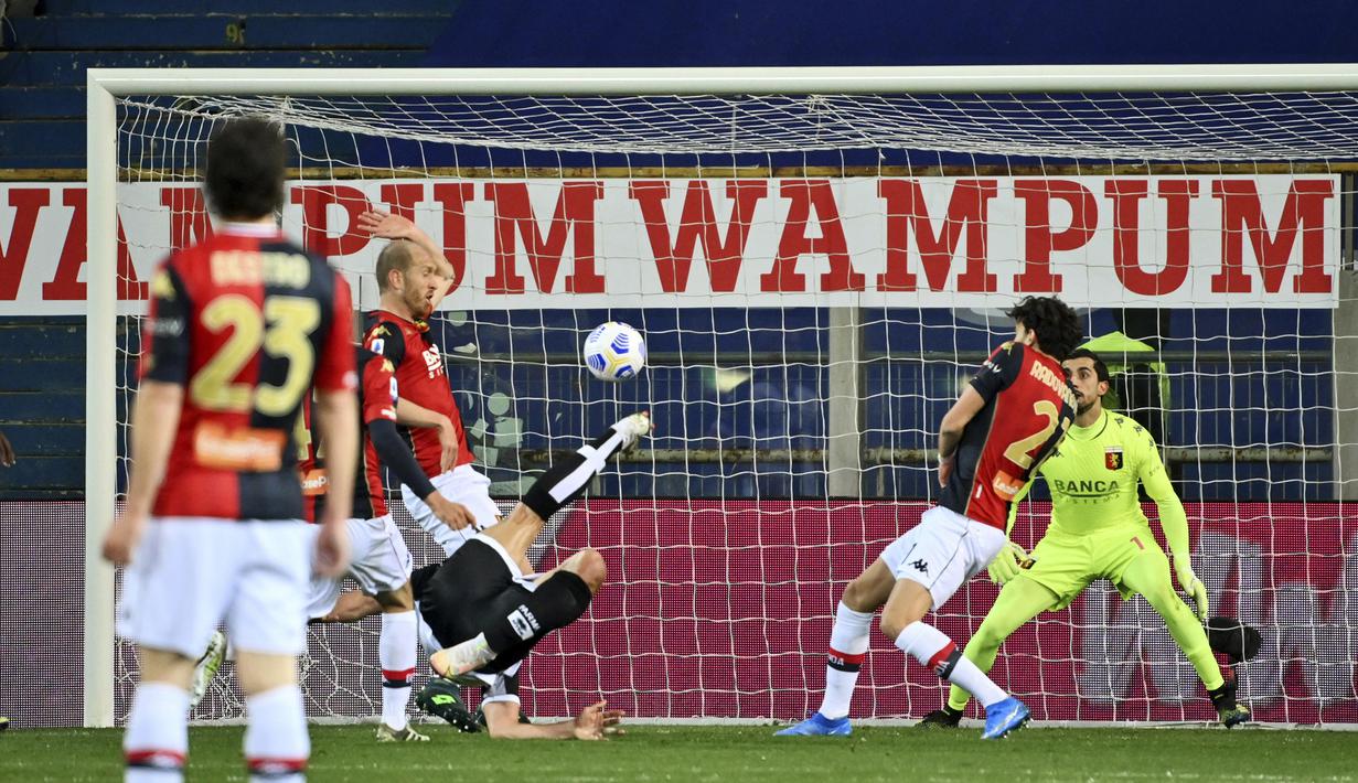 Striker Parma, Graziano Pelle (tengah) melepaskan tendangan yang berbuah gol ke gawang Genoa dalam laga lanjutan Liga Italia 2020/2021 pekan ke-28 di Ennio Tardini Stadium, Parma, Jumat (19/3/2021). Parma kalah 1-2 dari Genoa. (LaPresse via AP/Massimo Paolone)