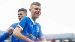 Steven Gerrard. Pelatih Inggris berusia 42 tahun yang baru semusim membesut Aston Villa ini baru saja mendatangkan mantan anak asuhnya di Glasgow Rangers yang masih berusia 16 tahun dan berposisi sebagai striker, Rory Wilson di bursa transfer musim panas 2022/2023. Rory Wilson merupakan produk Akademi Glasgow Rangers yang didatangkan Aston Villa untuk sementara bermain bersama tim Aston Villa U-18. (rangers.co.uk)