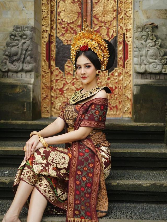 6 Potret Anya Geraldine Pakai Baju Pengantin Bali, Bikin Netizen Iseng