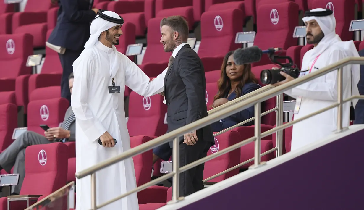 Mantan pemain dan kapten Inggris, David Beckham (kedua kiri) berbicara di tribun sebelum dimulainya pertandingan grup B Piala Dunia antara Inggris dan Iran di Stadion Internasional Khalifa, di Doha, Qatar, Senin (21/11/2022). (AP Foto/Martin Meissner)