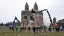 Suasana pembokaran Gereja St. Lambertus yang terletak di Desa Immerath, Jerman (8/1). Pembongkaran dilakukan untuk perluasan pertambangan batubara, penghasil energi listrik. (AFP Photo/Henning Kaiser)