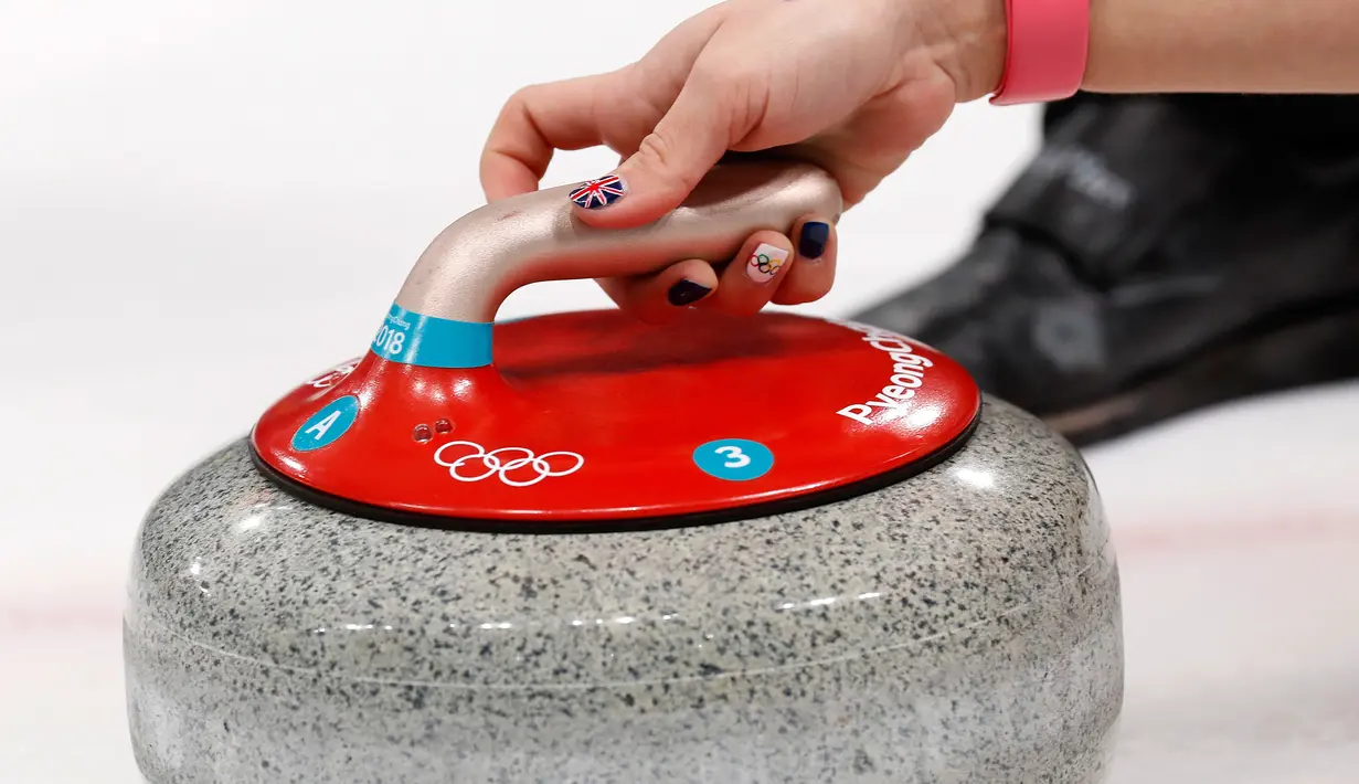 Kuku cantik atlet curling Inggris, Lauren Gray yang berhiaskan bendera Inggris terlihat saat bertanding pada Olimpiade Musim Dingin Pyeongchang 2018, Senin (19/2). Salah satu kukunya pun ada yang dihias lambang Olimpiade Pyeongchang. (AP/Aaron Favila)