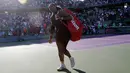 Juara Grand Slam 23 kali, Serena Williams berjalan keluar lapangan usai kalah dari juara Indian Wells, Naomi Osaka pada babak pertama Miami Terbuka di Crandon Park, Rabu (21/3). Serena takluk 3-6, 2-6 dalam waktu satu jam 17 menit. (AP/Lynne Sladky)