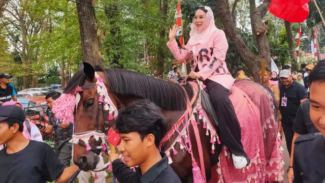 Usung Konsep 'Blackpink', Paslon Petahana Naik Kuda Daftar ke KPU Palembang