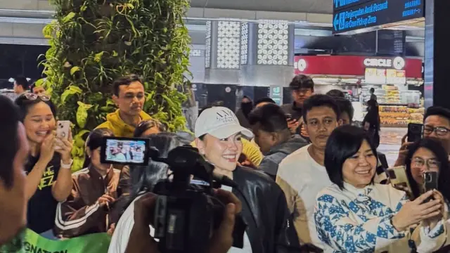 Agnez Mo saat Pulang ke Indonesia disambut meraih fansnya. [@agnezmo]