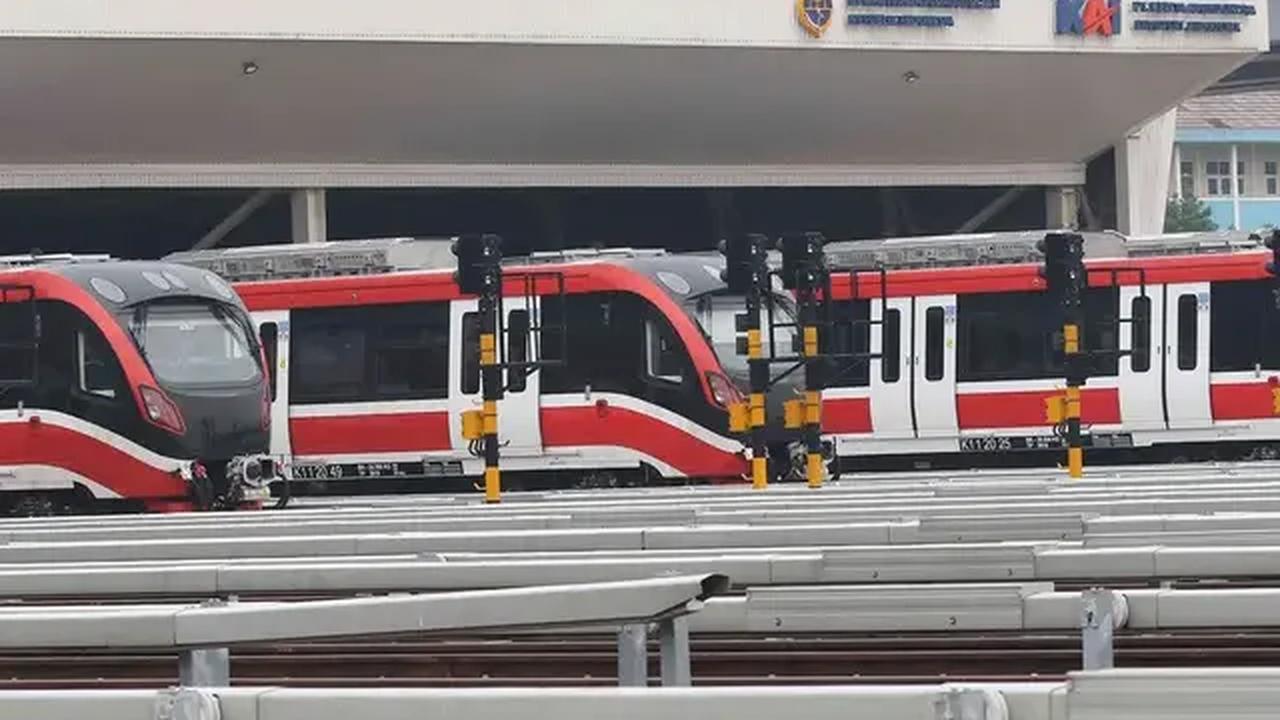 "Hari ini ada gangguan pintu pada kereta LRT sehingga berdampak pada perjalnan kereta lainnya," kata Kuswardoyo dalam keterangannya, Rabu (30/8).