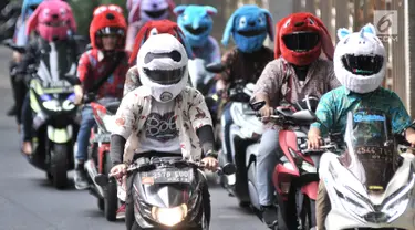 Sejumlah anggota dari komunitas Elmo And Friends berkonvoi menggunakan sepeda motor di kawasan Menteng, Jakarta, Minggu (11/11). Dengan mengenakan batik, mereka melakukan konvoi dalam rangka merayakan Hari Pahlawan. (Merdeka.com/ Iqbal S. Nugroho)